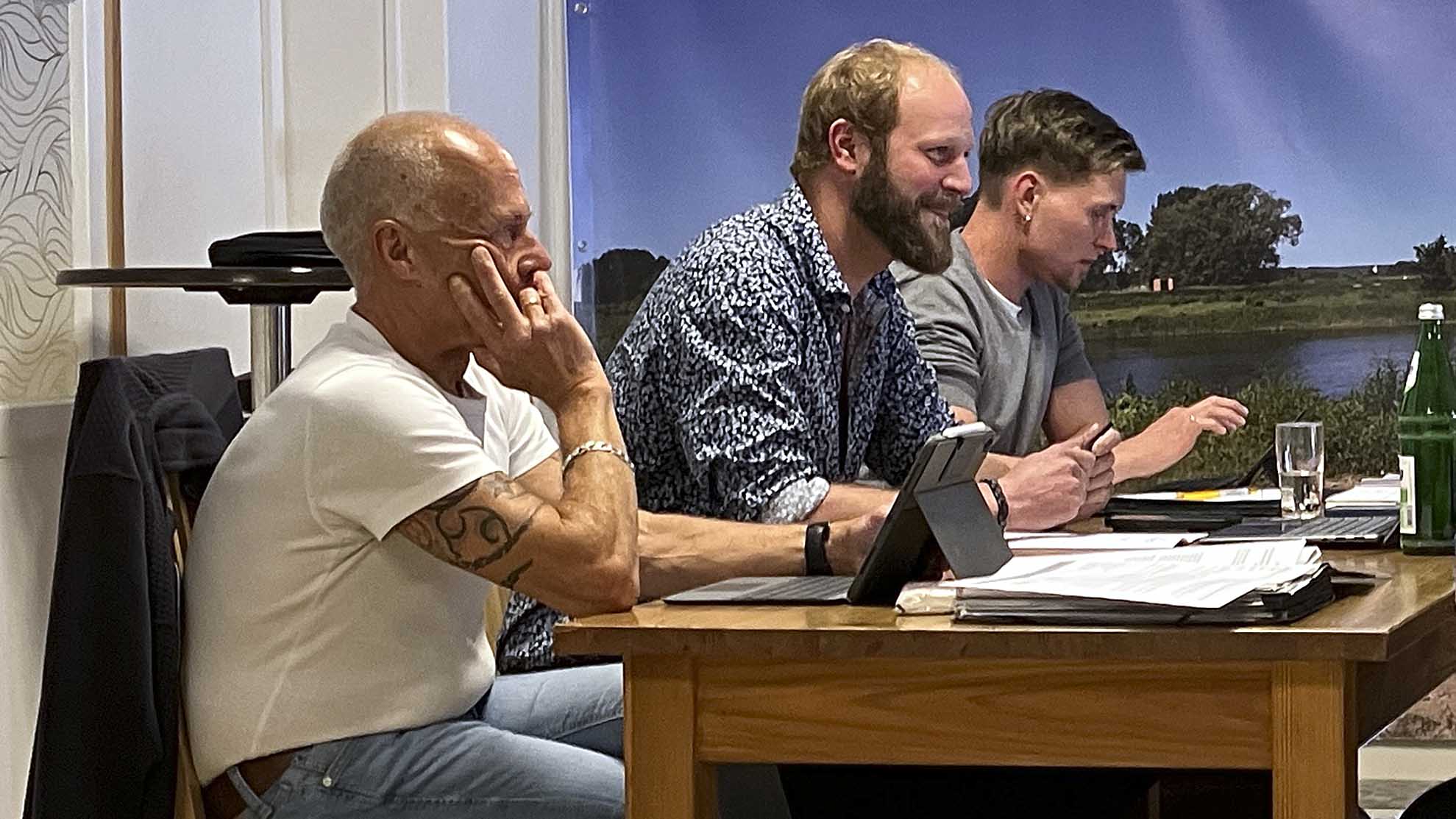 Der Bauausschuss der Gemeinde Neu Darchau hat empfohlen, vorerst keine Grundstücke für den Bau der Elbbrücke zu verkaufen. Im Bild (v.l.n.r.): Gemeindedirektor René Kern, Vorsitzender Malte Behr (KalliEco), Kämmerer Jonas Klan